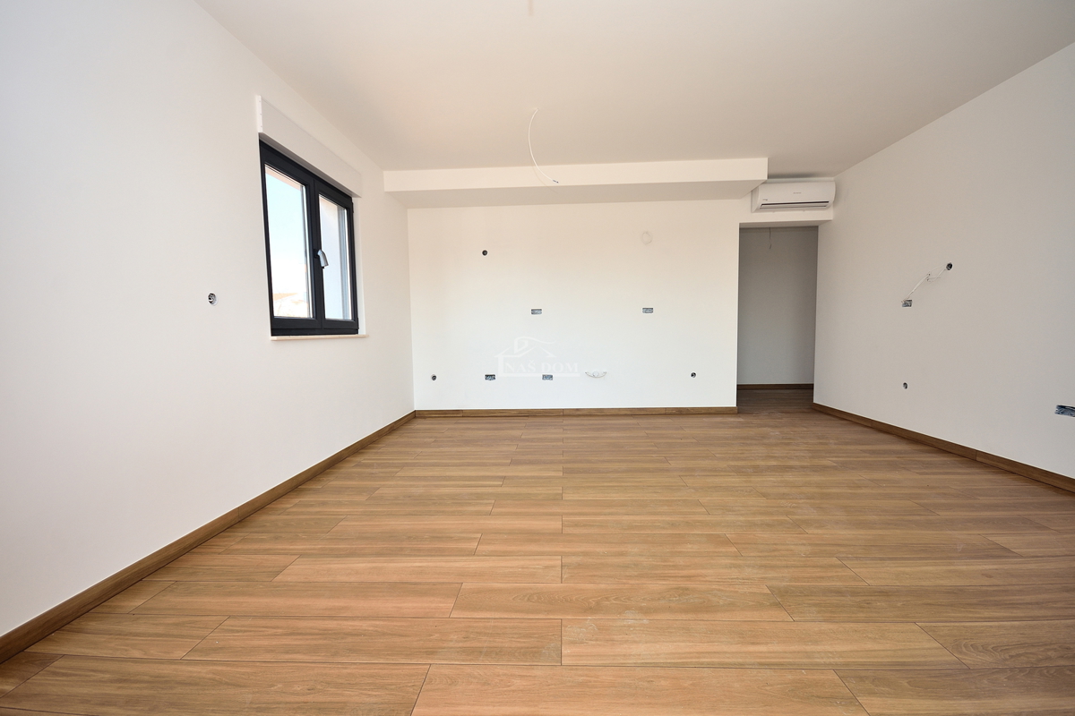 Vodice - appartamento con giardino in posizione tranquilla