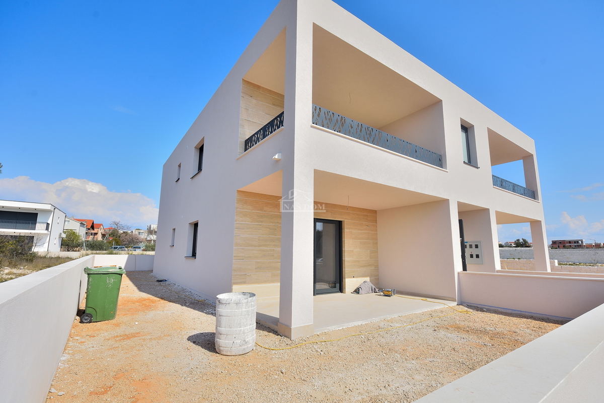 Vodice - appartamento con giardino in posizione tranquilla