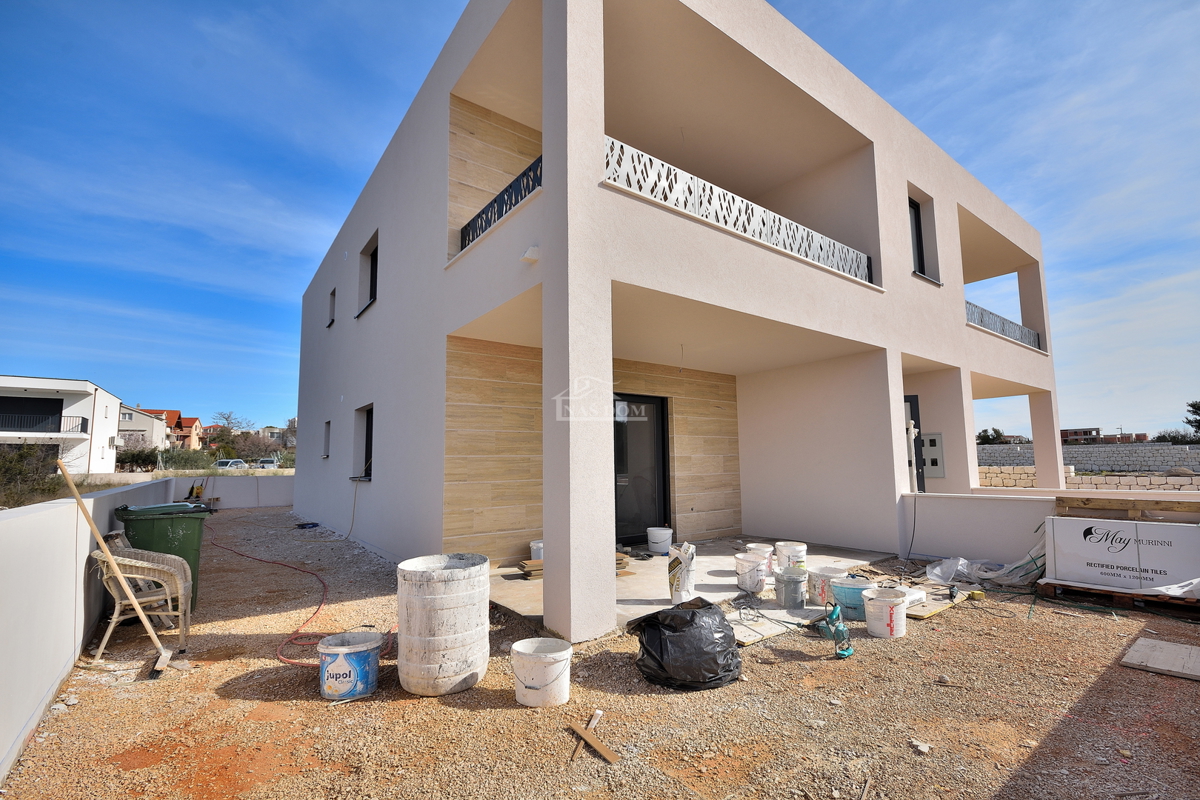 Vodice - appartamento con giardino in posizione tranquilla