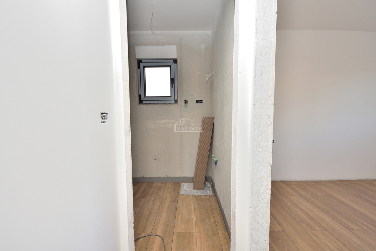 Vodice - appartamento con giardino in posizione tranquilla