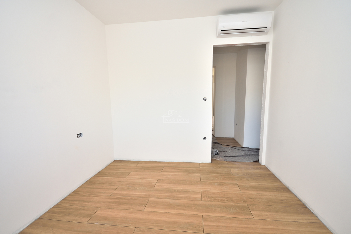 Vodice - appartamento con giardino in posizione tranquilla