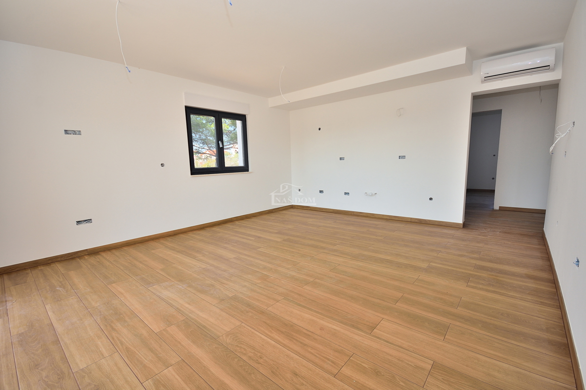 Vodice - appartamento con giardino in posizione tranquilla