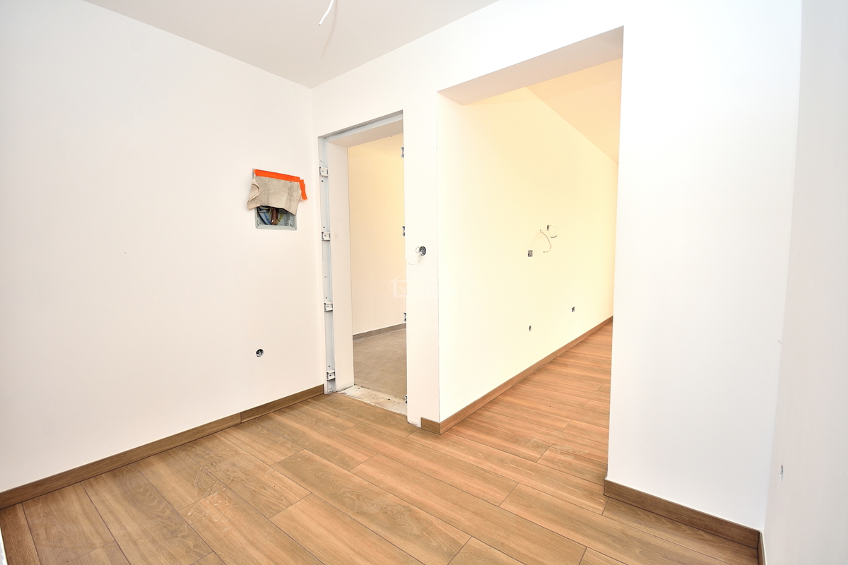 Vodice - appartamento con giardino in posizione tranquilla