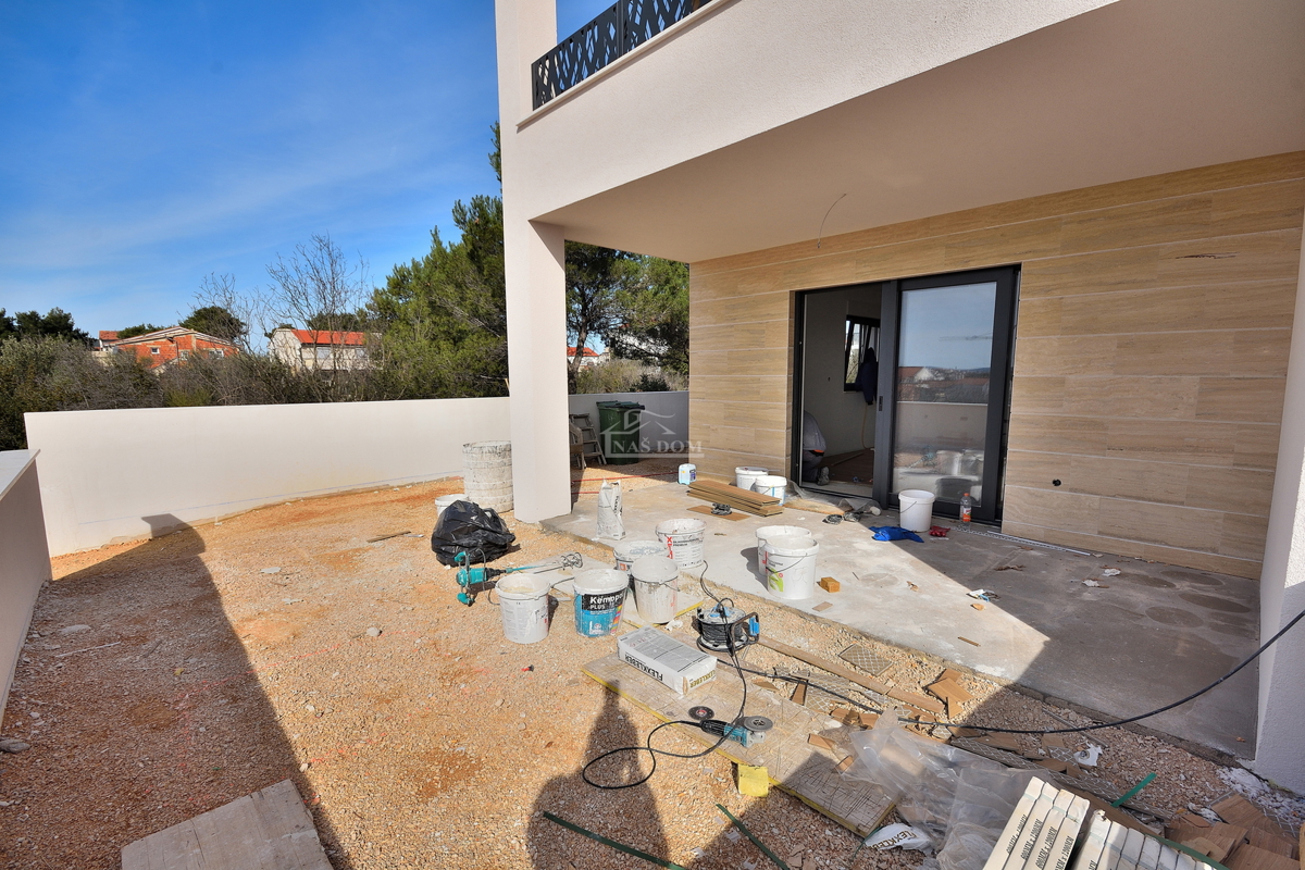 Vodice - appartamento con giardino in posizione tranquilla