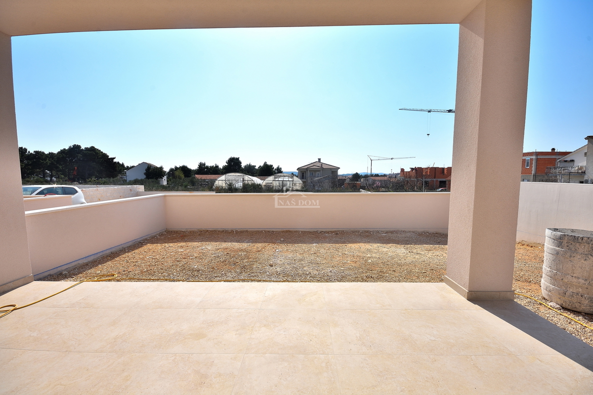 Vodice - appartamento con giardino in posizione tranquilla