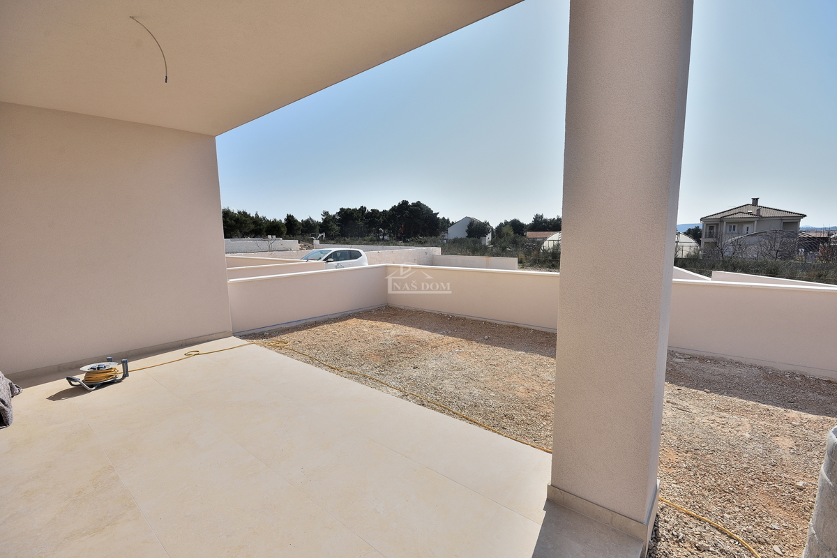 Vodice - appartamento con giardino in posizione tranquilla