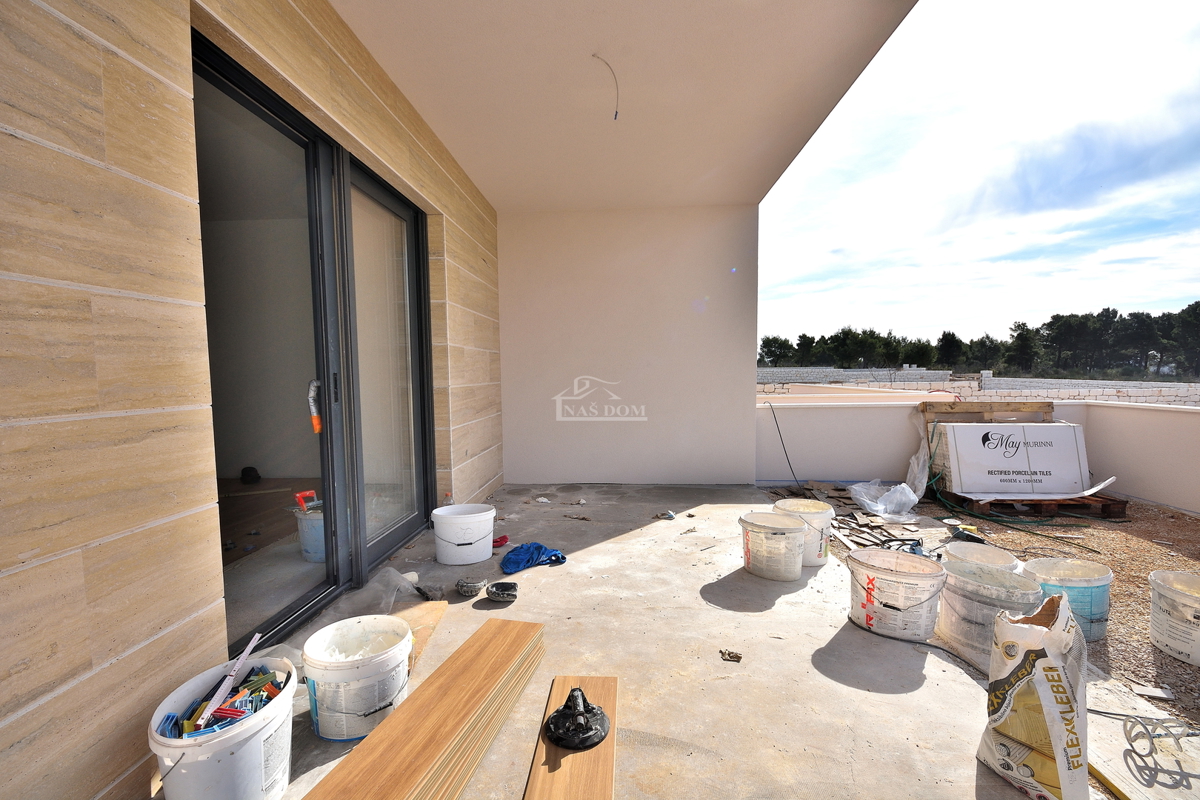 Vodice - appartamento con giardino in posizione tranquilla