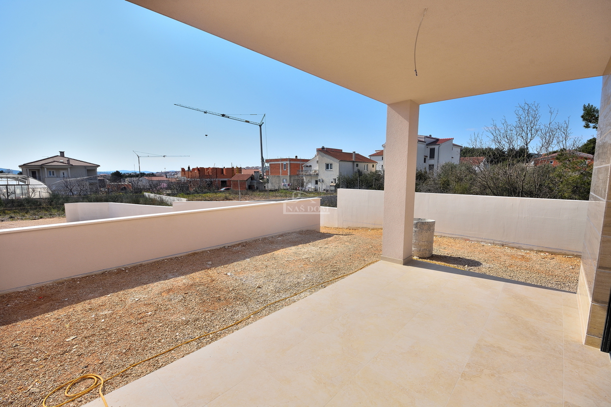 Vodice - appartamento con giardino in posizione tranquilla