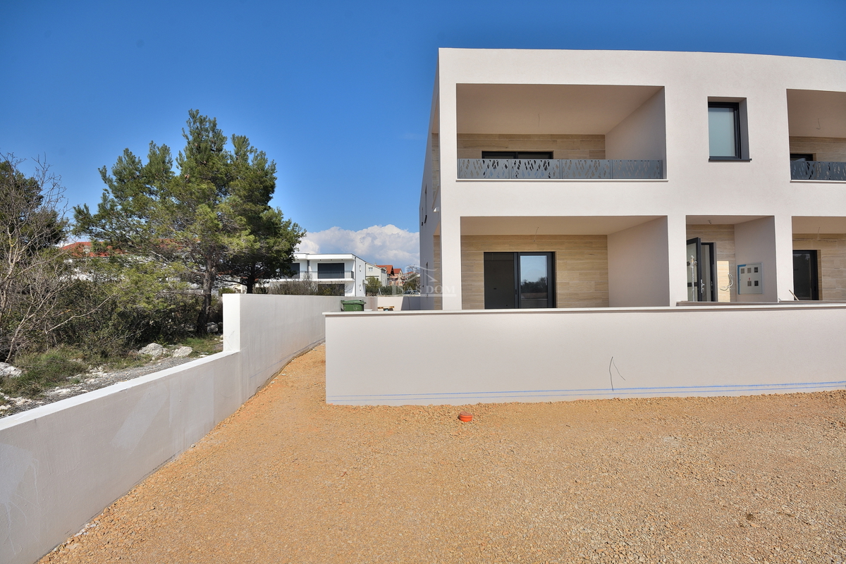 Vodice - appartamento con giardino in posizione tranquilla