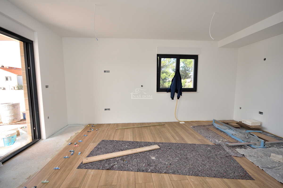 Vodice - appartamento con giardino in posizione tranquilla