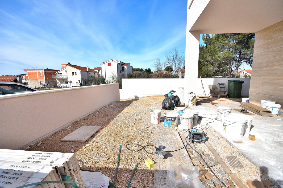 Vodice - appartamento con giardino in posizione tranquilla