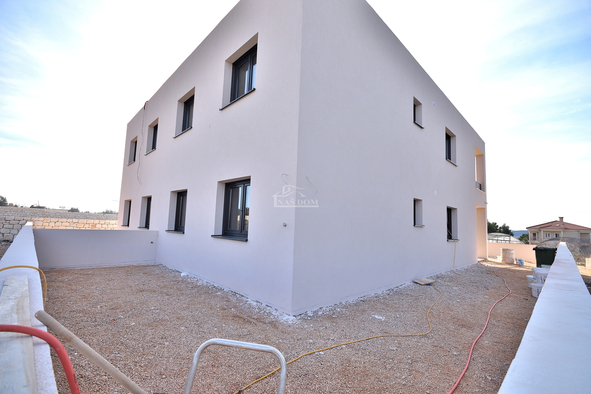 Vodice - appartamento con giardino in posizione tranquilla