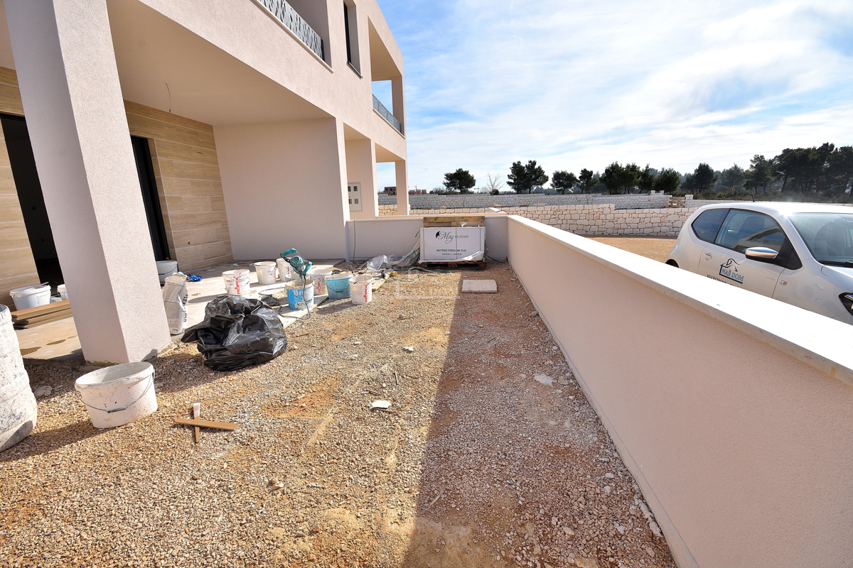 Vodice - appartamento con giardino in posizione tranquilla