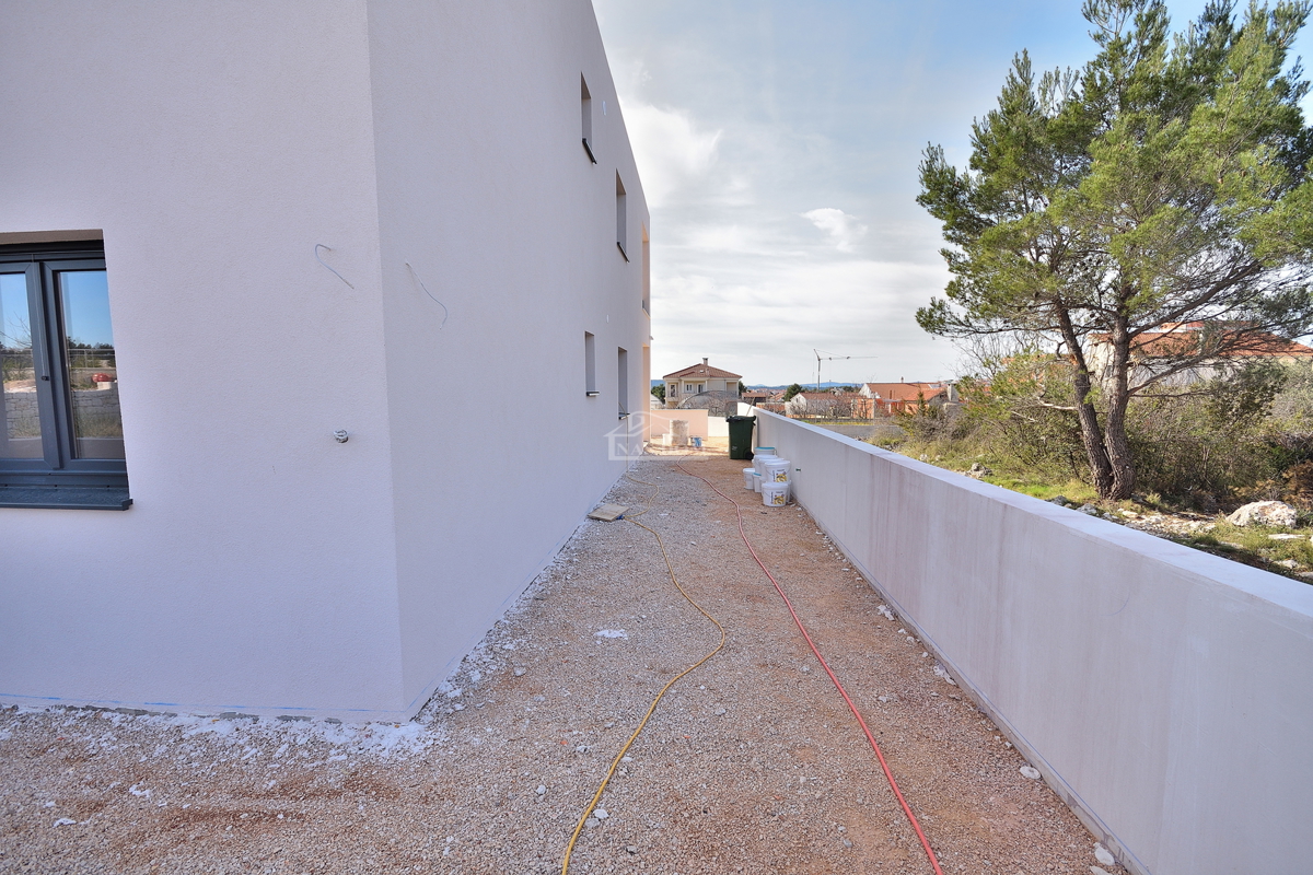 Vodice - appartamento con giardino in posizione tranquilla