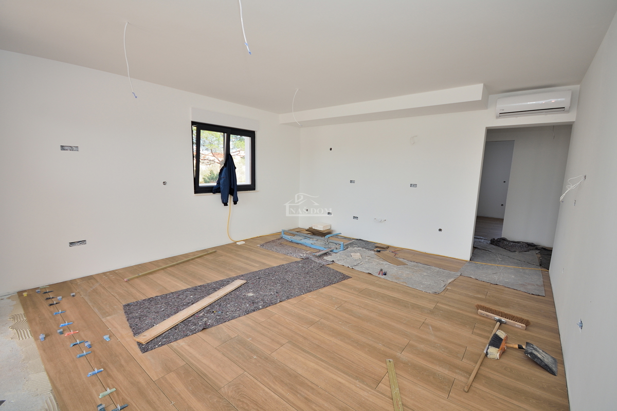 Vodice - appartamento con giardino in posizione tranquilla