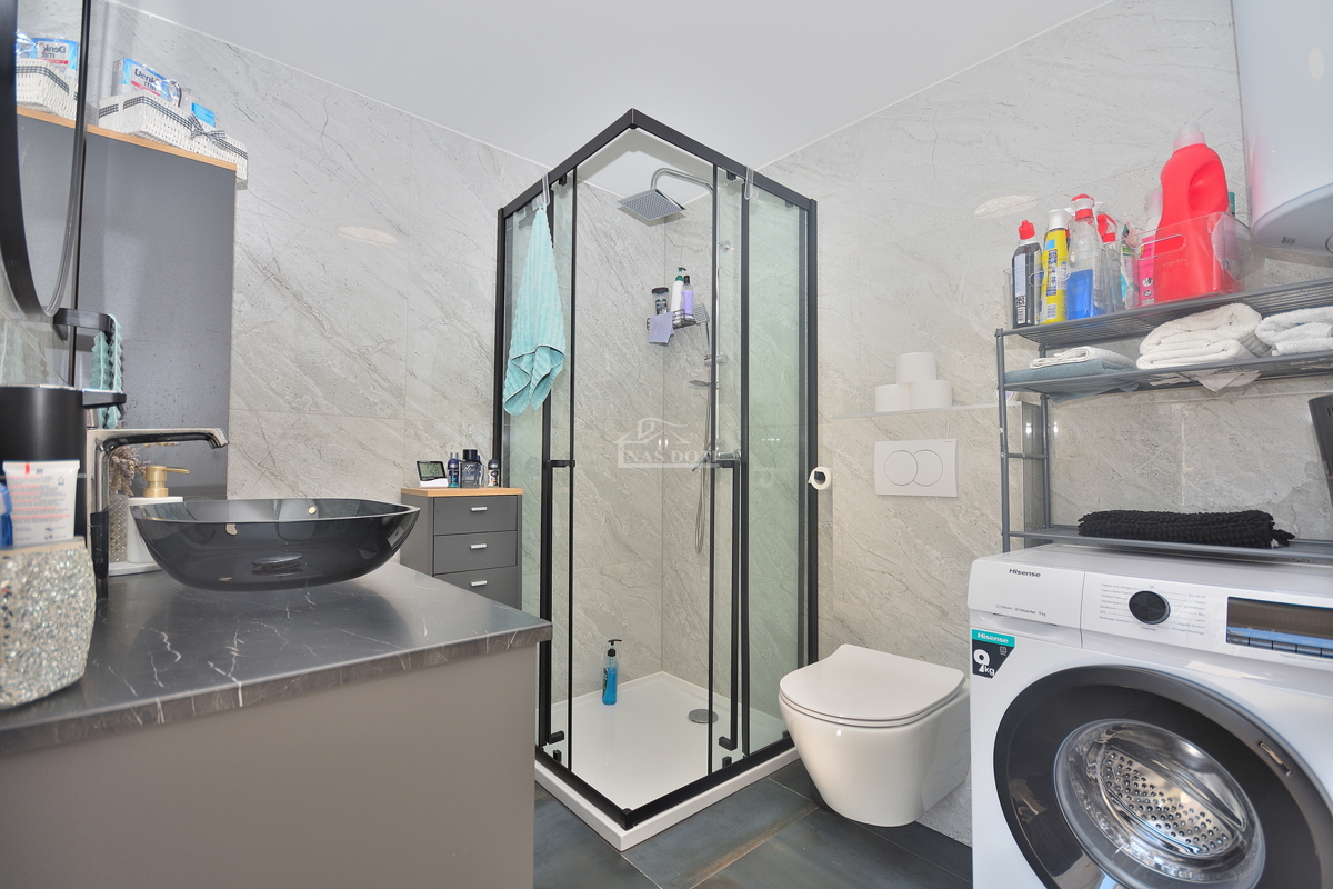 Vodice – Casa con 2 appartamenti, 150 m dalla spiaggia, ristrutturata nel 2025