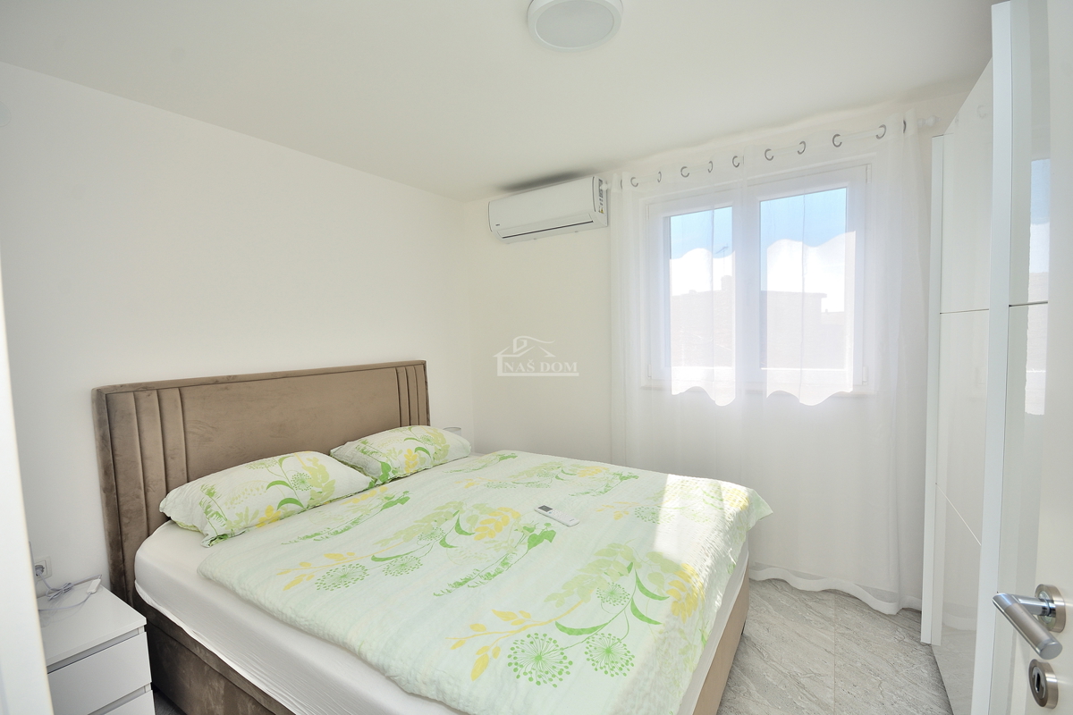 Vodice – Casa con 2 appartamenti, 150 m dalla spiaggia, ristrutturata nel 2025