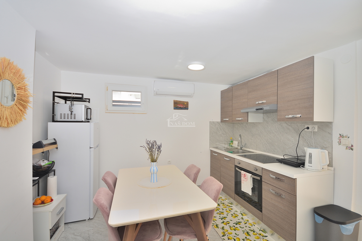 Vodice – Casa con 2 appartamenti, 150 m dalla spiaggia, ristrutturata nel 2025