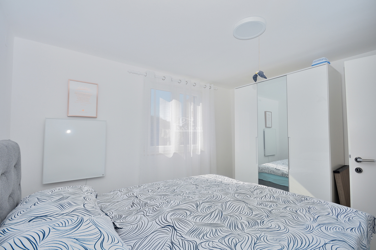 Vodice – Casa con 2 appartamenti, 150 m dalla spiaggia, ristrutturata nel 2025