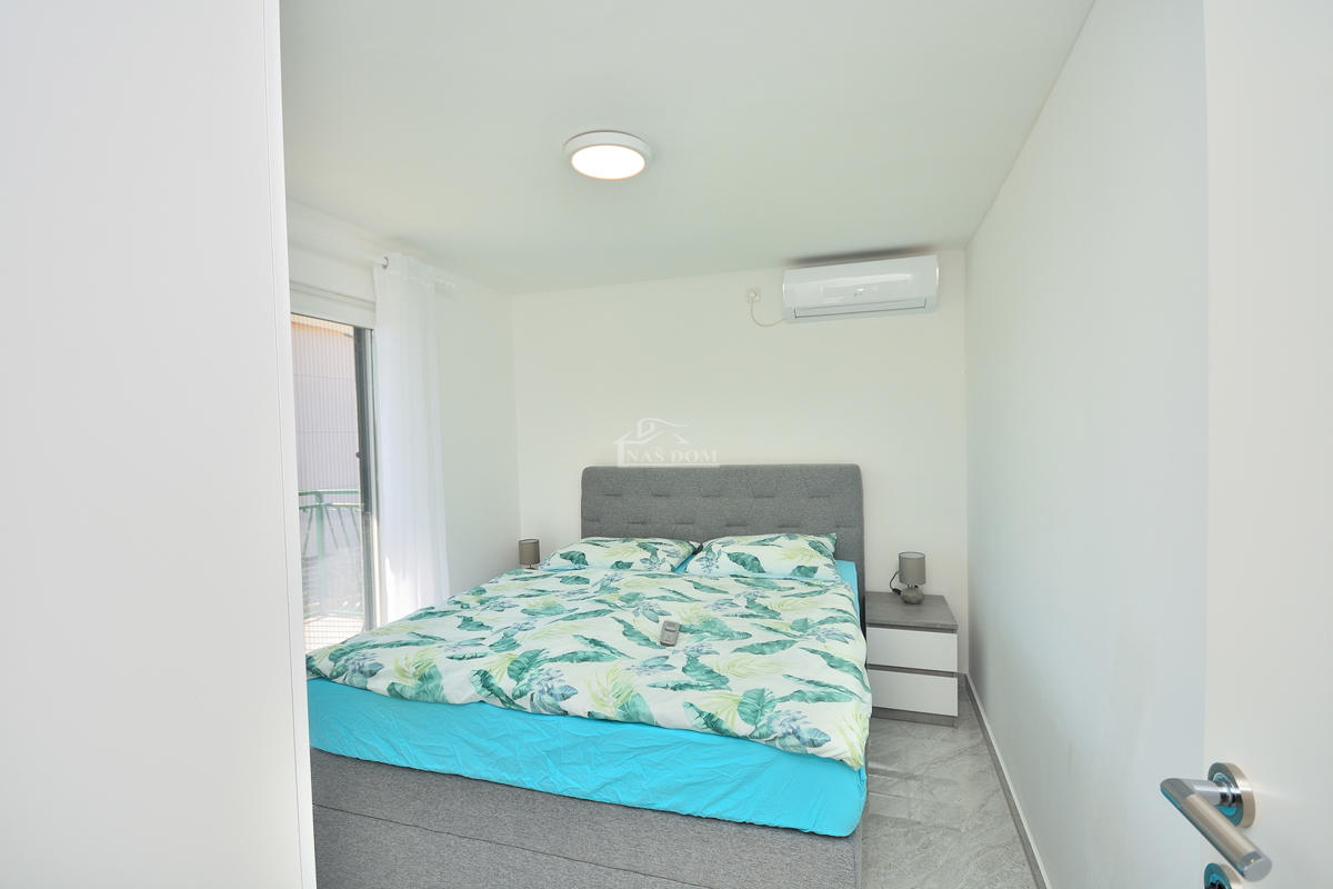 Vodice – Casa con 2 appartamenti, 150 m dalla spiaggia, ristrutturata nel 2025