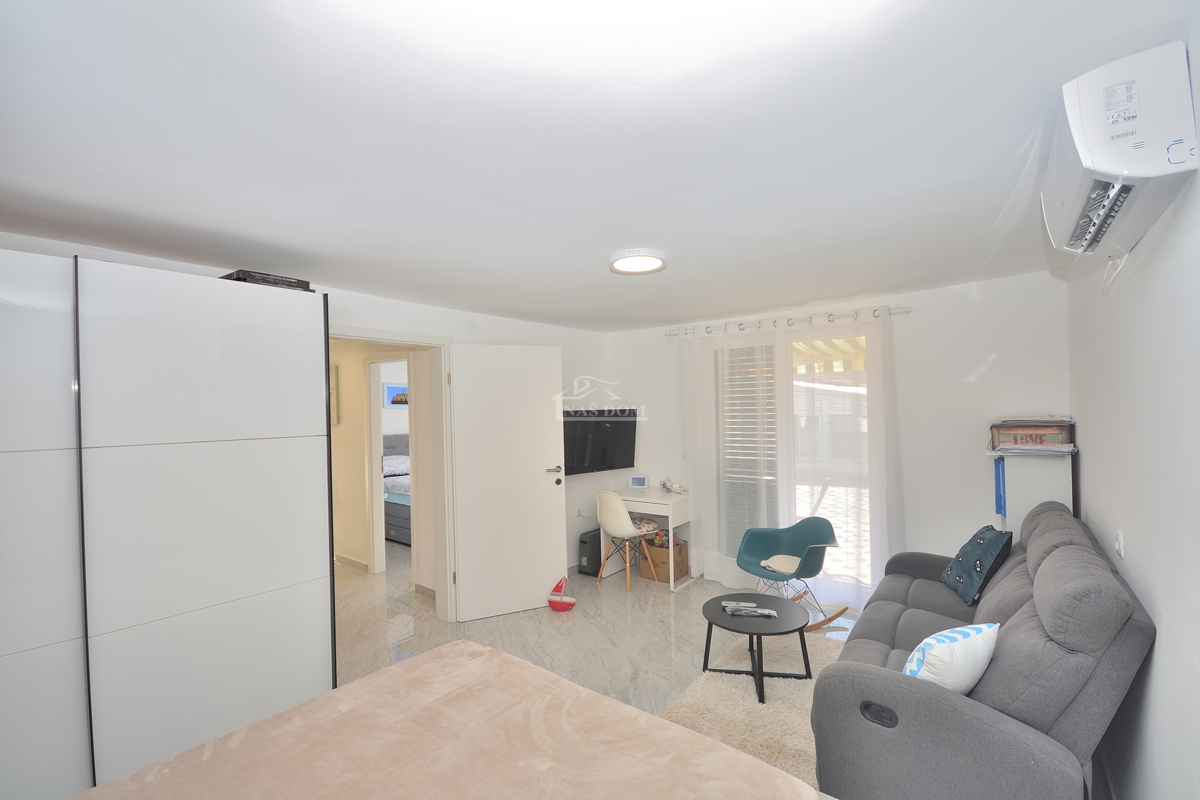 Vodice – Casa con 2 appartamenti, 150 m dalla spiaggia, ristrutturata nel 2025