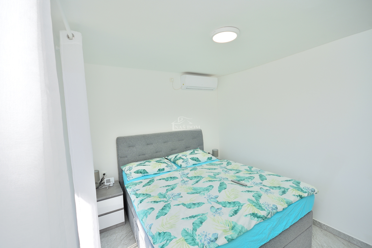 Vodice – Casa con 2 appartamenti, 150 m dalla spiaggia, ristrutturata nel 2025