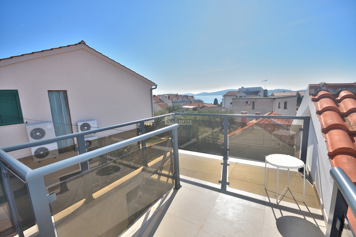 Vodice – Casa con 2 appartamenti, 150 m dalla spiaggia, ristrutturata nel 2025