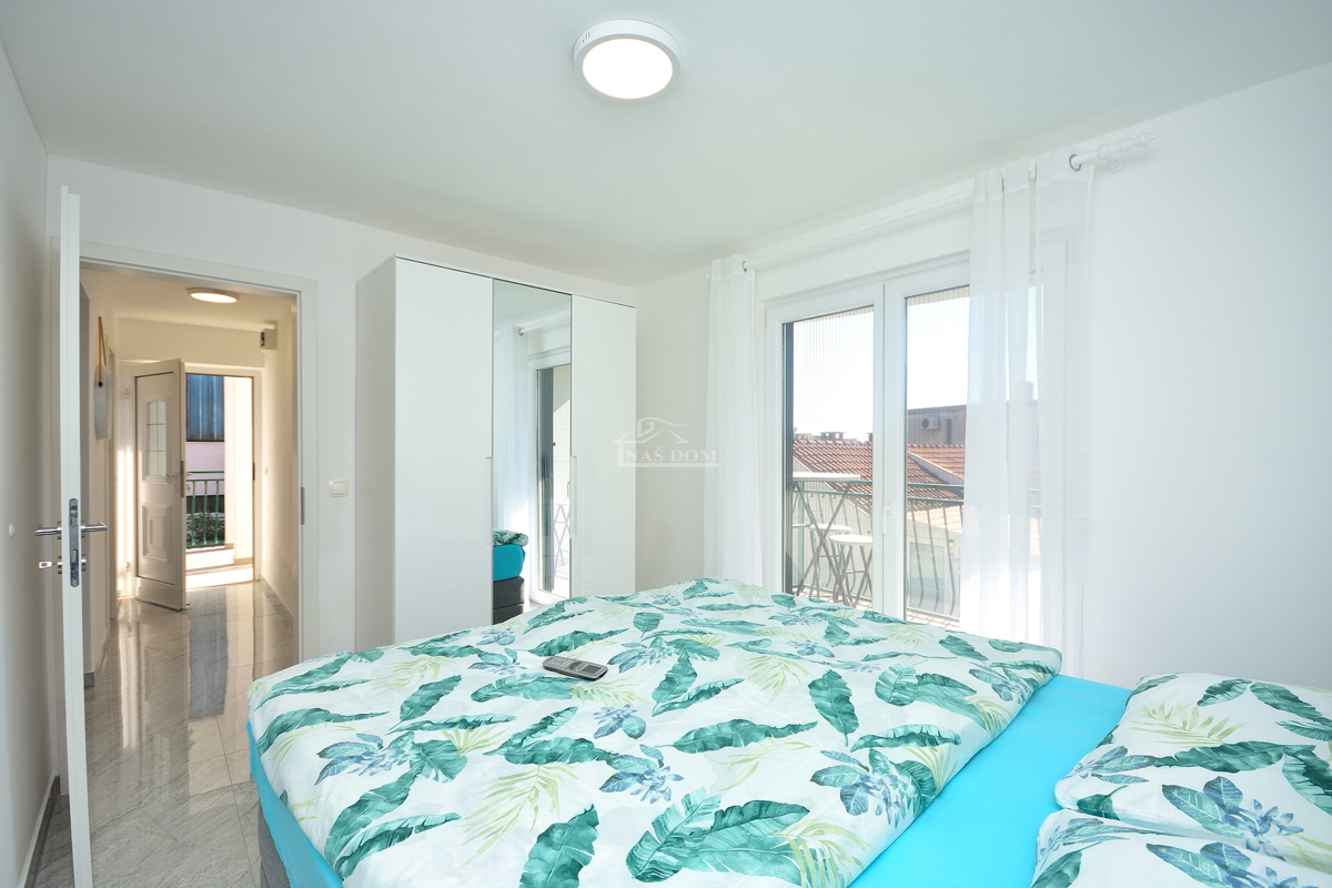 Vodice – Casa con 2 appartamenti, 150 m dalla spiaggia, ristrutturata nel 2025