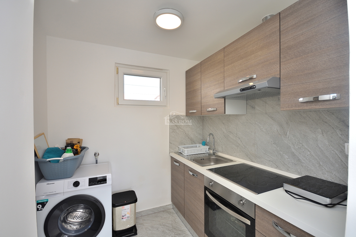 Vodice – Casa con 2 appartamenti, 150 m dalla spiaggia, ristrutturata nel 2025