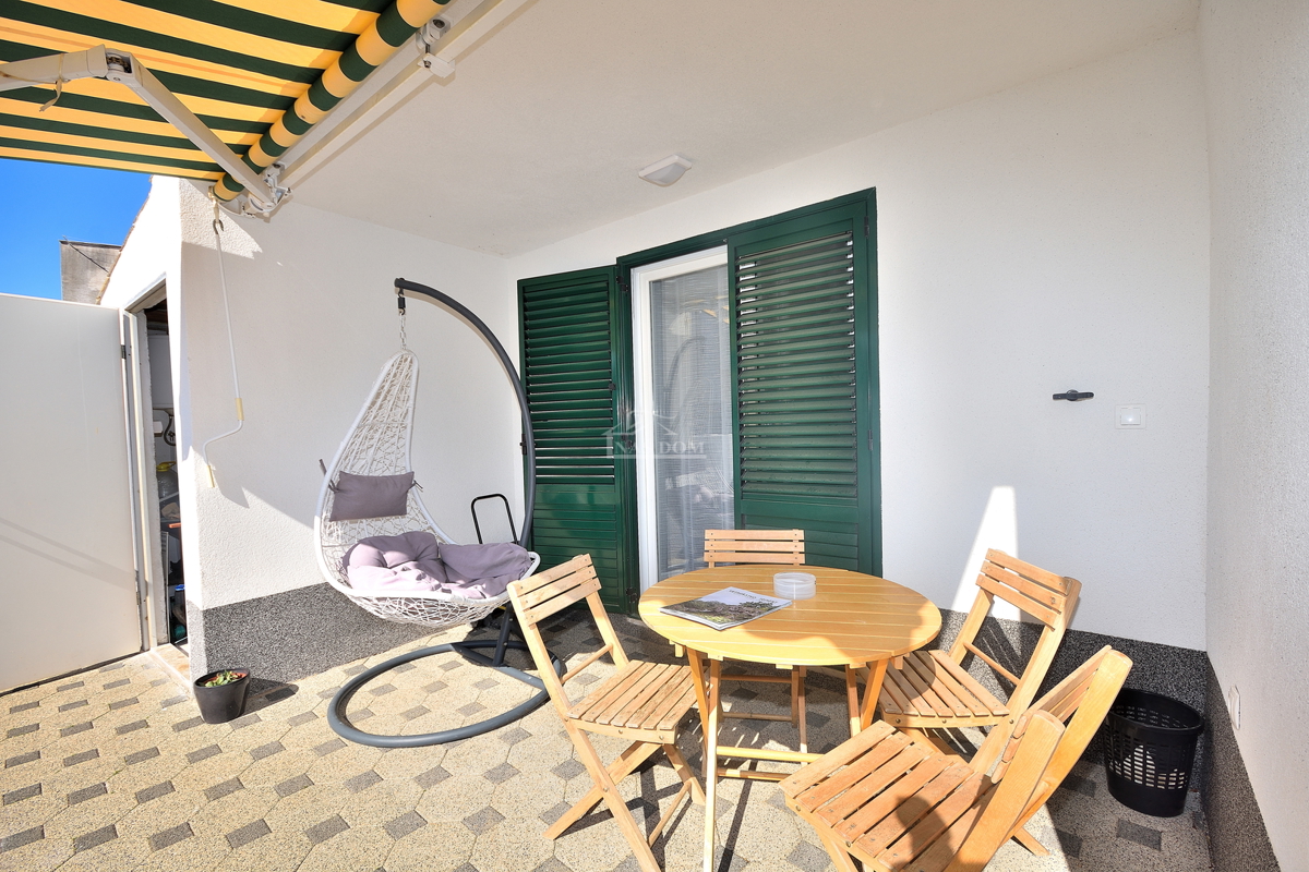 Vodice – Casa con 2 appartamenti, 150 m dalla spiaggia, ristrutturata nel 2025