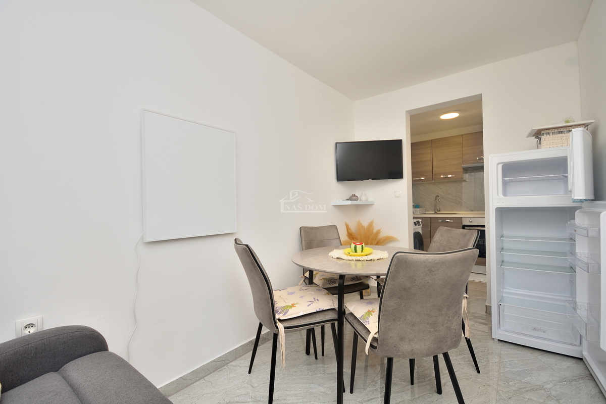 Vodice – Casa con 2 appartamenti, 150 m dalla spiaggia, ristrutturata nel 2025