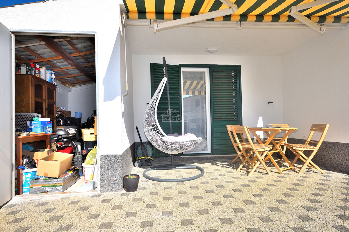 Vodice – Casa con 2 appartamenti, 150 m dalla spiaggia, ristrutturata nel 2025