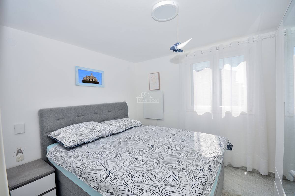 Vodice – Casa con 2 appartamenti, 150 m dalla spiaggia, ristrutturata nel 2025