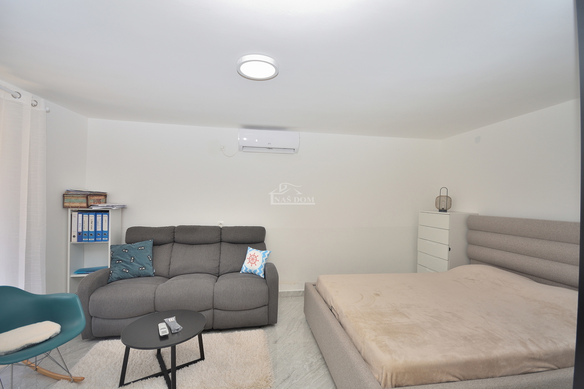 Vodice – Casa con 2 appartamenti, 150 m dalla spiaggia, ristrutturata nel 2025