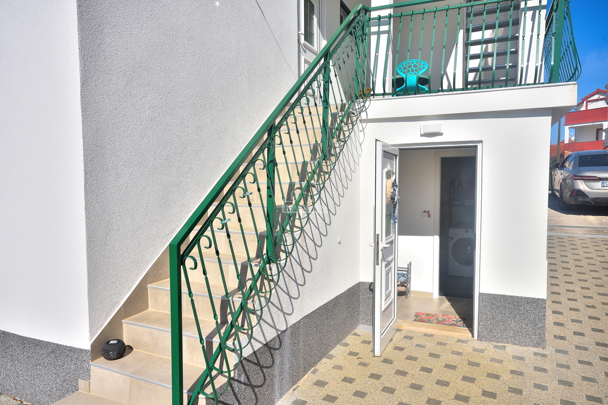 Vodice – Casa con 2 appartamenti, 150 m dalla spiaggia, ristrutturata nel 2025