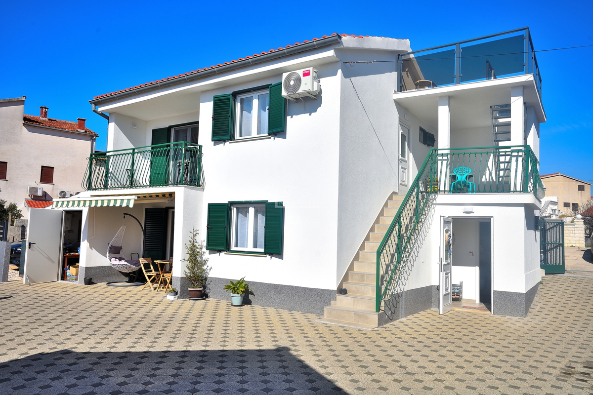 Vodice – Casa con 2 appartamenti, 150 m dalla spiaggia, ristrutturata nel 2025