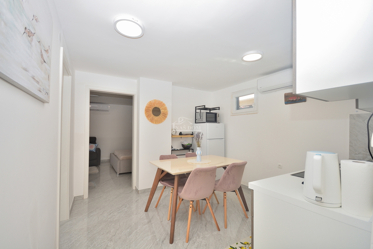 Vodice – Casa con 2 appartamenti, 150 m dalla spiaggia, ristrutturata nel 2025