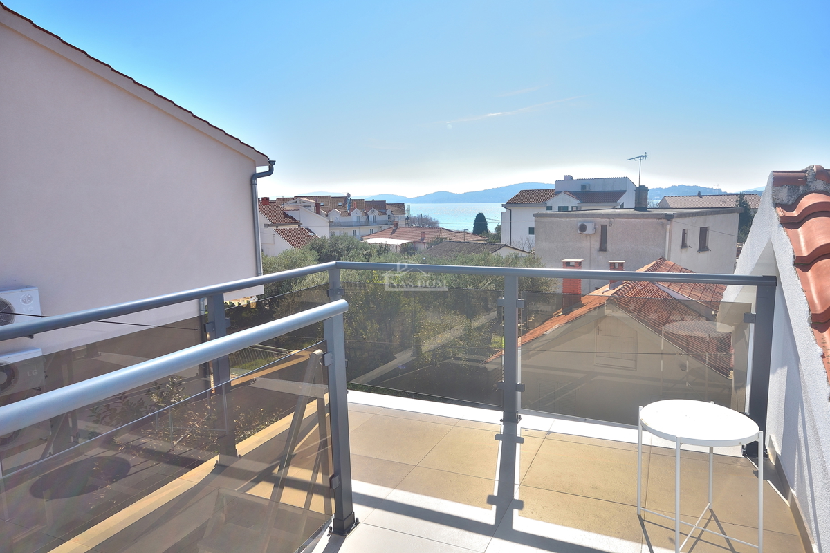 Vodice – Casa con 2 appartamenti, 150 m dalla spiaggia, ristrutturata nel 2025