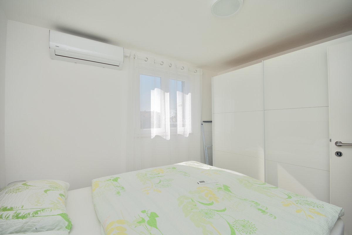 Vodice – Casa con 2 appartamenti, 150 m dalla spiaggia, ristrutturata nel 2025