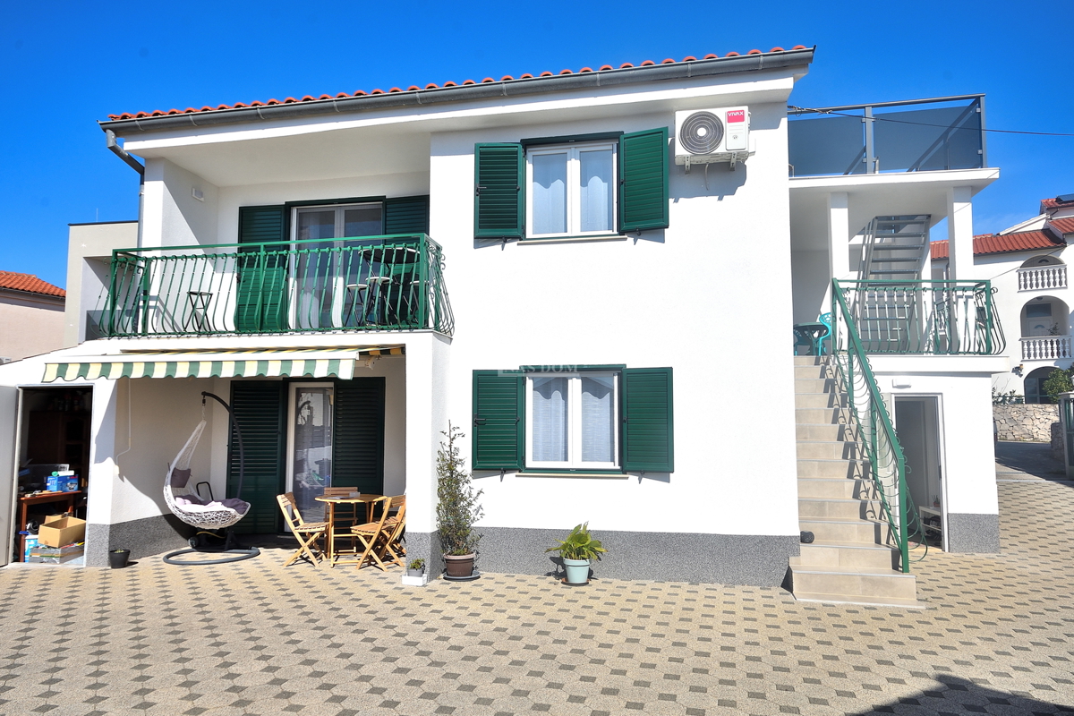 Vodice – Casa con 2 appartamenti, 150 m dalla spiaggia, ristrutturata nel 2025