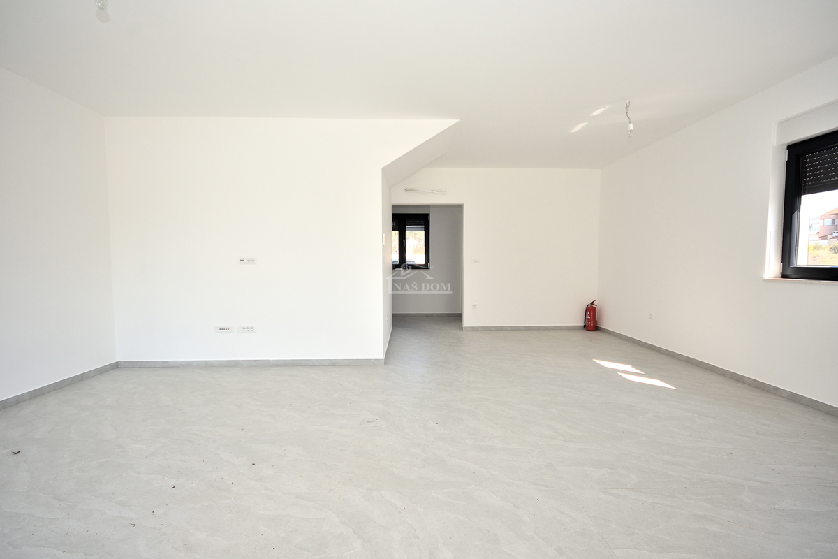 Vodice - appartamento su due piani con giardino, 3 camere + sala da pranzo, 125,80 m2