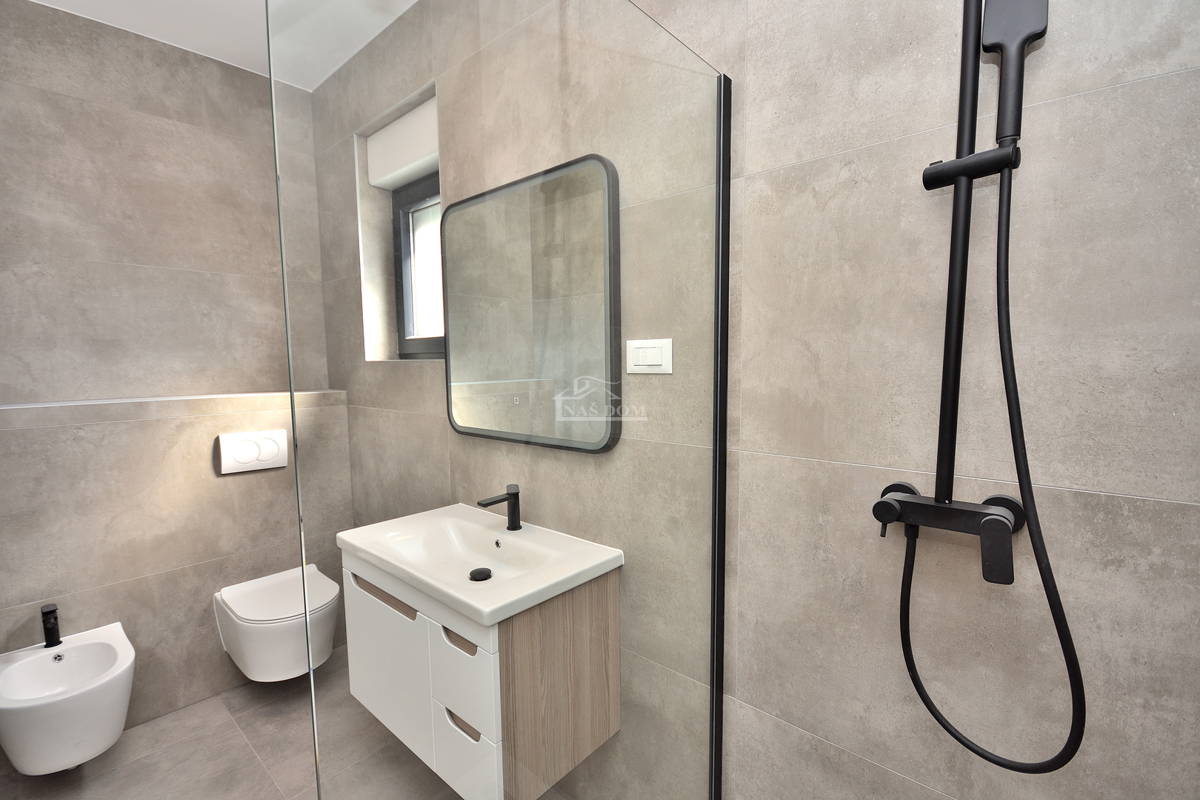 Vodice - appartamento su due piani con giardino, 3 camere + sala da pranzo, 125,80 m2