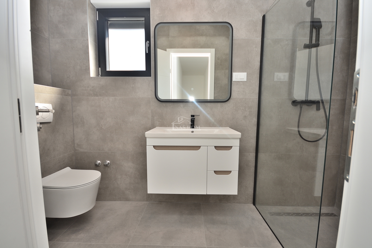 Vodice - appartamento su due piani con giardino, 3 camere + sala da pranzo, 125,80 m2