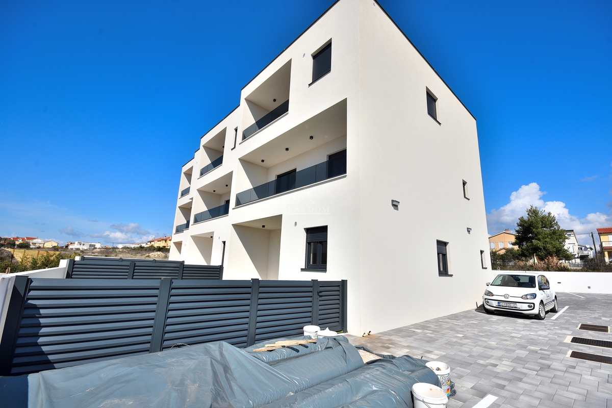 Vodice - appartamento su due piani con giardino, 3 camere + sala da pranzo, 125,80 m2