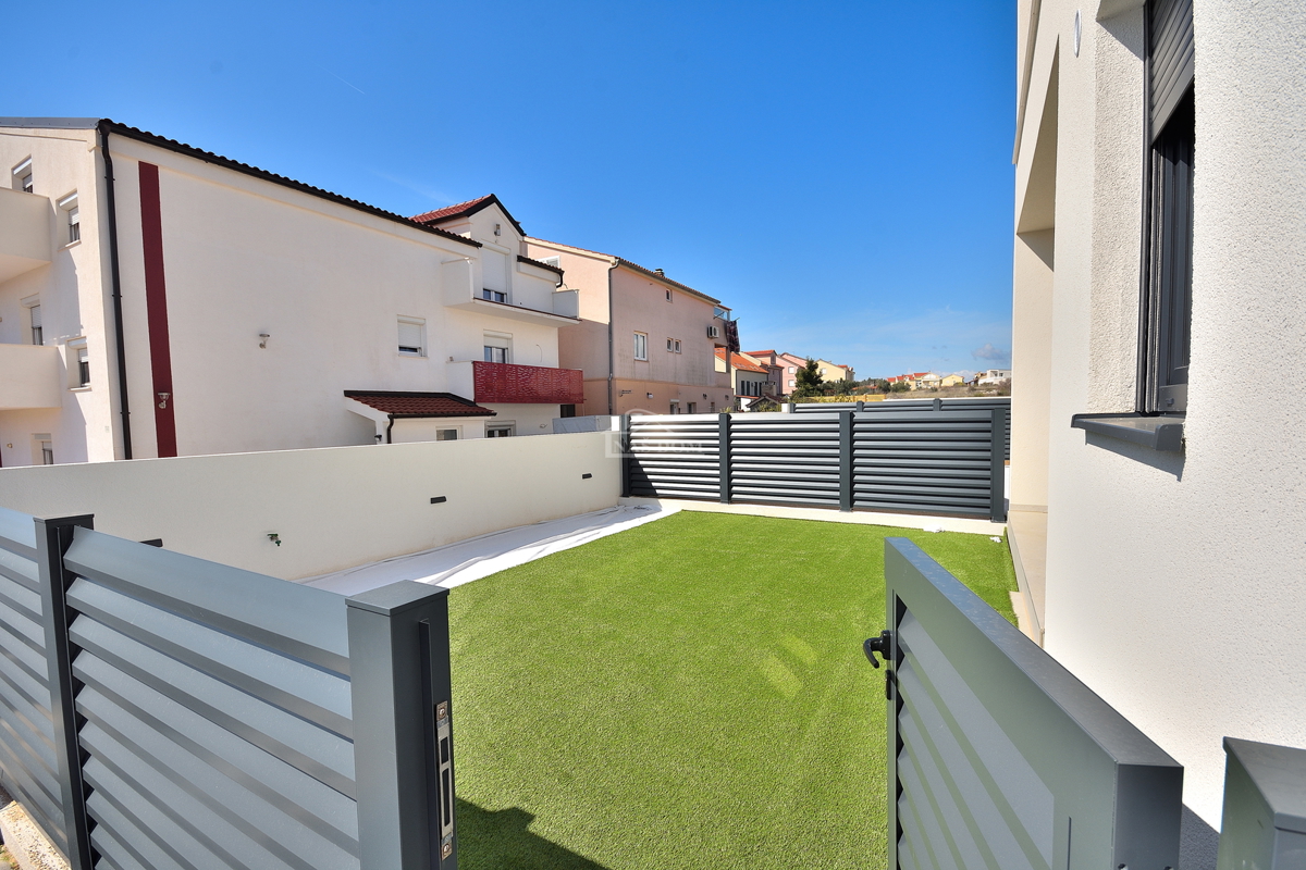 Vodice - appartamento su due piani con giardino, 3 camere + sala da pranzo, 125,80 m2