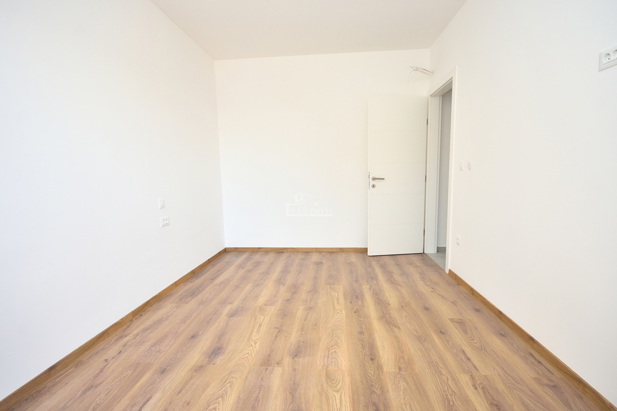 Vodice - appartamento su due piani con giardino, 3 camere + sala da pranzo, 125,80 m2