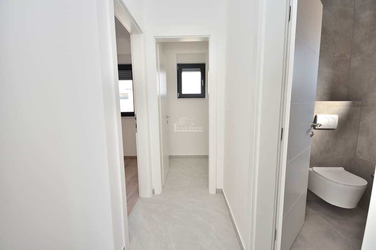 Vodice - appartamento su due piani con giardino, 3 camere + sala da pranzo, 125,80 m2