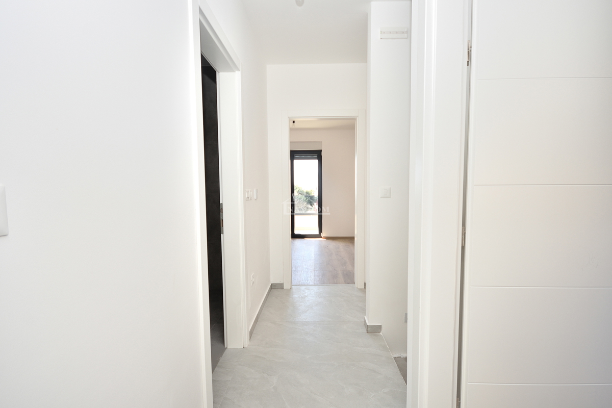 Vodice - appartamento su due piani con giardino, 3 camere + sala da pranzo, 125,80 m2