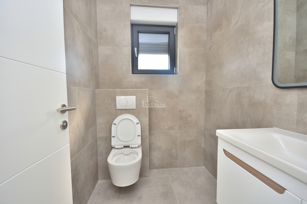 Vodice - appartamento su due piani con giardino, 3 camere + sala da pranzo, 125,80 m2