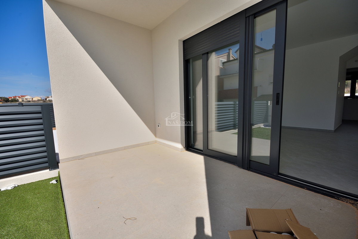 Vodice - appartamento su due piani con giardino, 3 camere + sala da pranzo, 125,80 m2